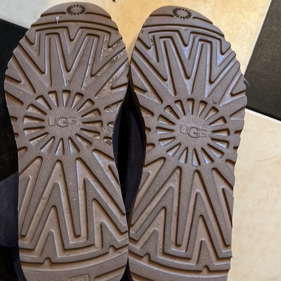 Ugg size 6 ankle boot - Picture 3 of 4